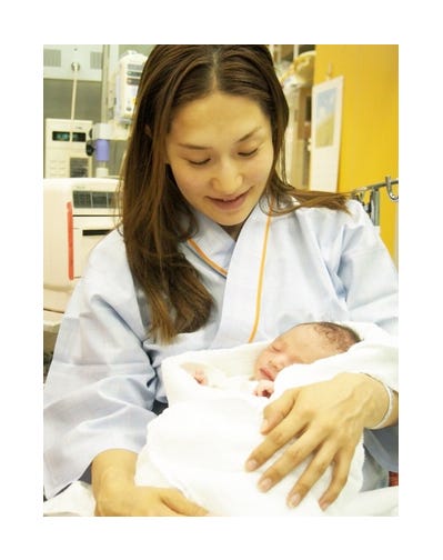 第1子となる長男を抱く亀恭子/オフィシャルブログ(Ameba)より