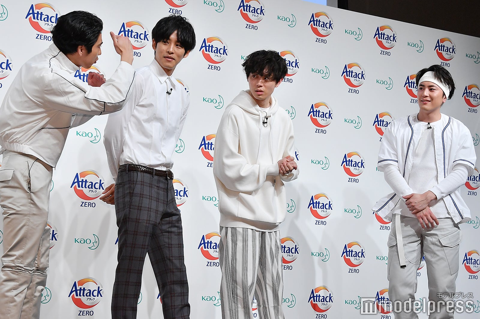 間宮祥太朗（右）のヘアバンドについて「CMやるごとに幅を広くすれば？」と提案する賀来賢人（左） （C）モデルプレス