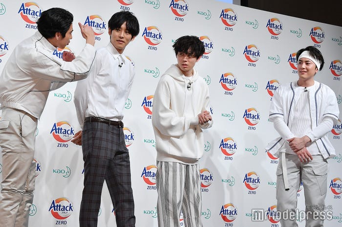 間宮祥太朗(右)のヘアバンドについて「CMやるごとに幅を広くすれば?」と提案する賀来賢人(左) (C)モデルプレス