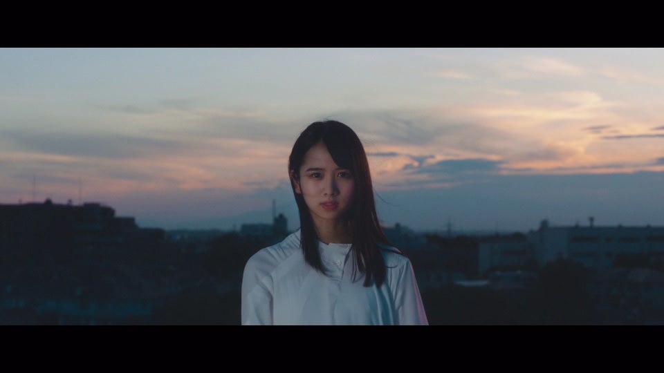 日向坂46上村ひなの、ソロ曲MV解禁＜一番好きだとみんなに言っていた小説のタイトルを思い出せない＞
