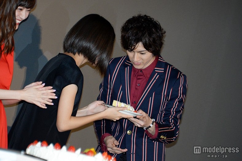 山田裕貴（右）から黒島結菜（左）へケーキを手渡し