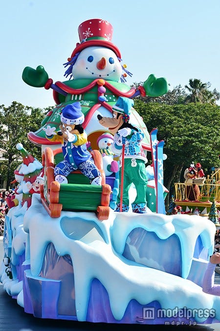 「ディズニー・サンタヴィレッジ・パレード」スノーマンズプレイランドのフロート、マックス&グーフィー