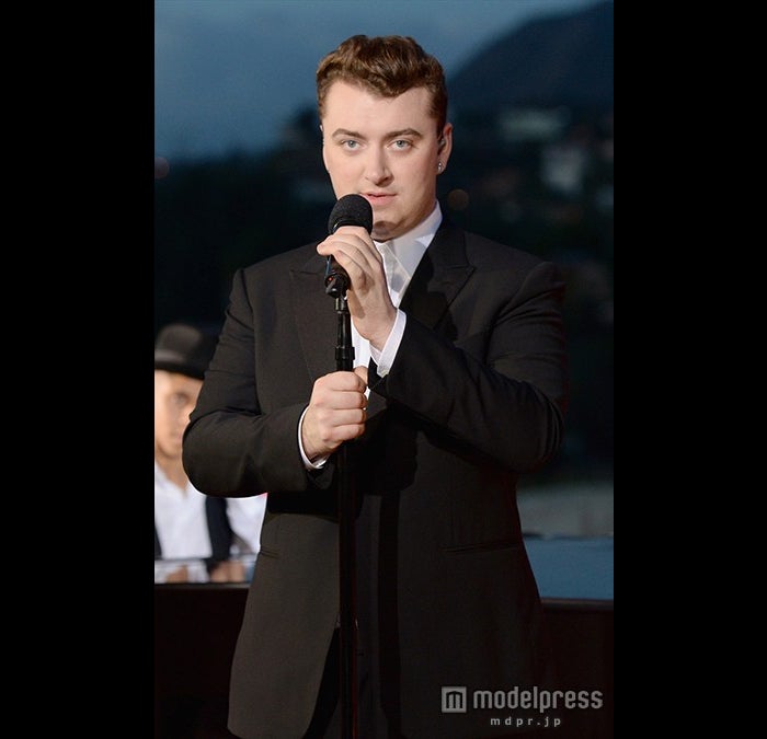 「第57回グラミー賞」でパフォーマンスを披露するサム・スミス/photo:Getty Images【モデルプレス】