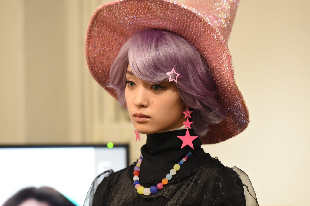 魔女っ子姿の剛力彩芽（C）TBS