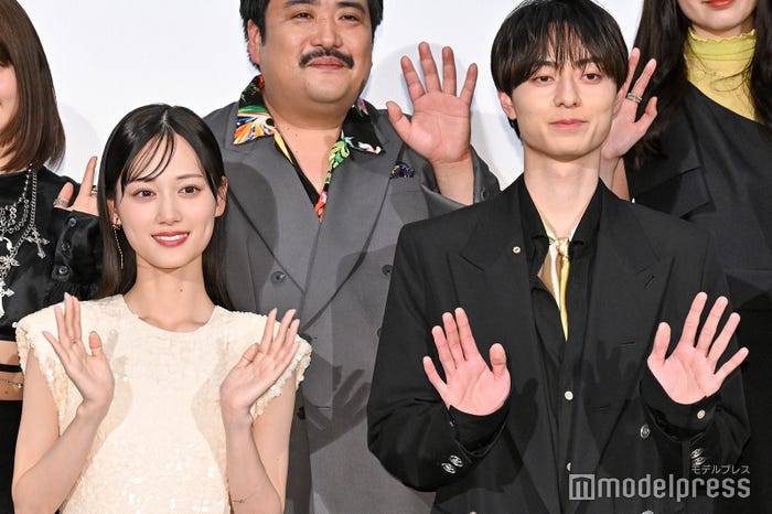 山下美月、作間龍斗(C)モデルプレス