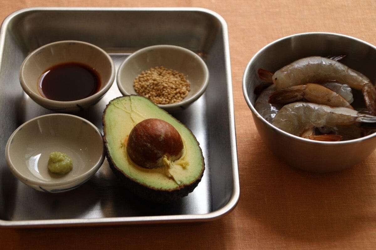 エビ、アボカド、醤油、わさび、炒りごまの材料が並べられた写真 エビ、アボカド、醤油、わさび、炒りごまの材料が並べられた写真
