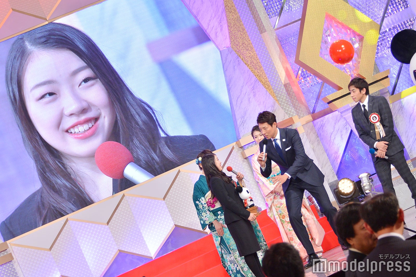 紀平梨花を直撃する松岡修造、織田信成 （C）モデルプレス