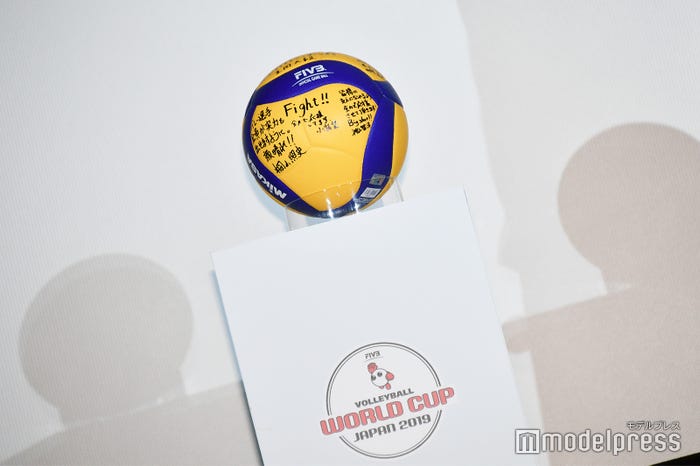 ジャニーズWESTから日本代表選手へのメッセージが書かれたボール(C)モデルプレス