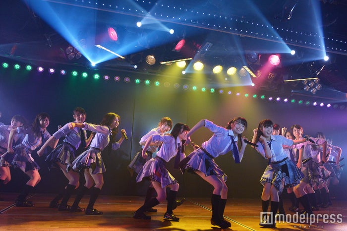 Akb48 パフォーマンス選抜 による 神曲縛り 公演開幕 生演奏 メンバー振付の最高難度ダンスで圧倒 井上ヨシマサ公演レポ セットリスト モデルプレス Akb48 パフォーマンス選抜 による 神曲縛り 公演開幕 生演奏 メンバー振付の最高難度ダンスで圧倒 井上ヨシマサ公演レポ セットリスト モデルプレス
