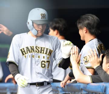 日本ハムが珍プレーで失点 右翼からの緩い返球が内野の頭上を越え転々 スタンドどよめく