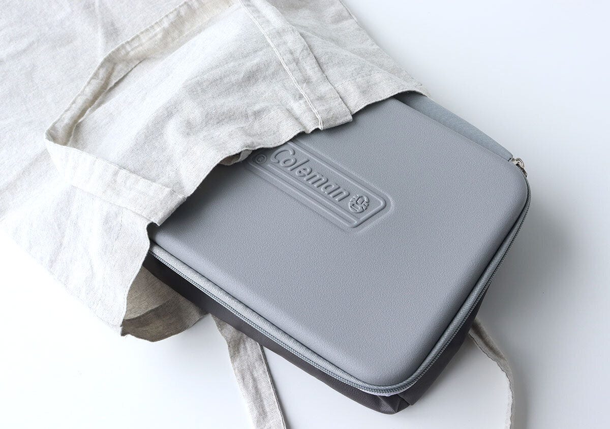 グレーの保冷バッグが生成り色のトートバッグに収まっている グレーの保冷バッグが生成り色のトートバッグに収まっている