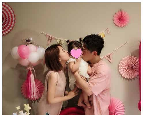 近藤千尋、愛娘1歳の誕生日会 ジャンポケ太田と“キス”で祝福