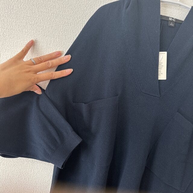 ユニクロ　リラックスフーデッドセーター　NAVY　首元がVネック