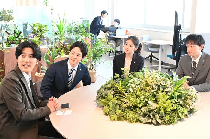 中山求一郎、小林虎之介、今田美桜、山本耕史「花咲舞が黙ってない」第3話より(C)日本テレビ