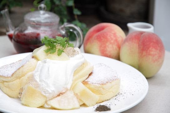 「幸せのパンケーキ」北海道初出店、夏限定の甘くジューシーな桃パンケーキも登場