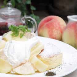 夏の期間限定スペシャルメニュー『国産白桃のローズヒップピーチパンケーキ』1,480円/画像提供:エーステクノロジー