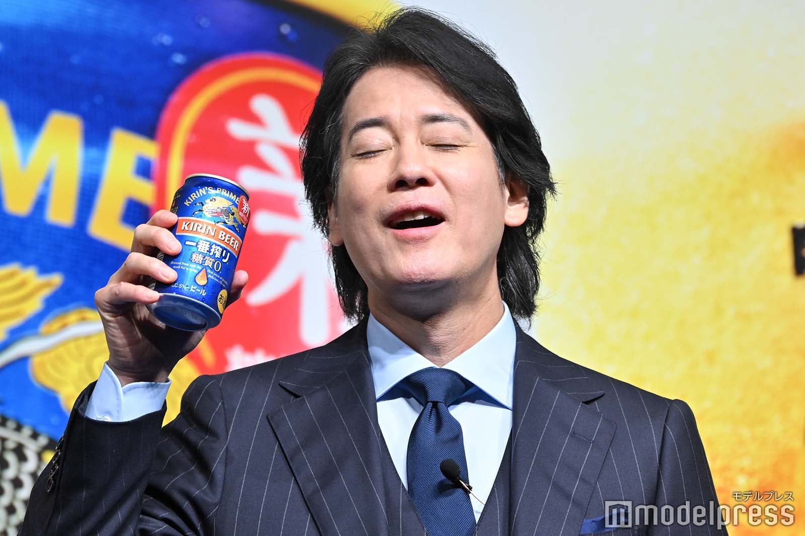 新商品を堪能する唐沢寿明 （C）モデルプレス