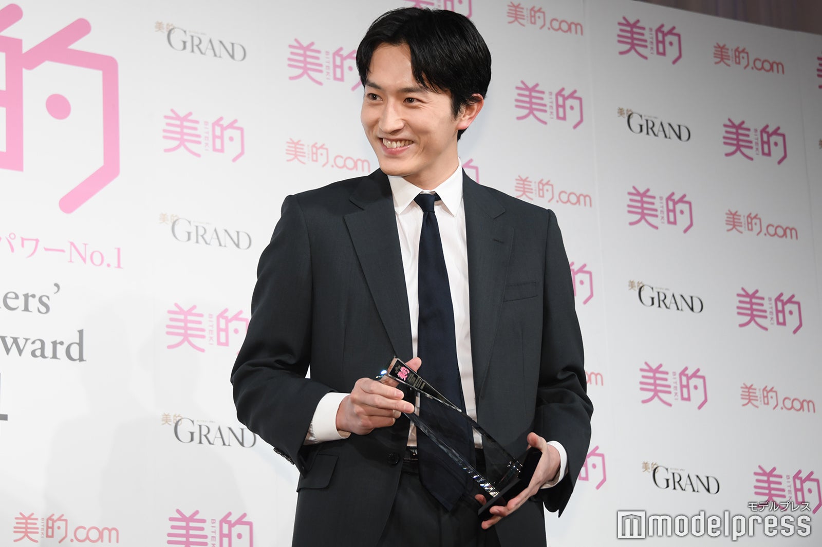 選出理由に照れる杉野遥亮（C）モデルプレス