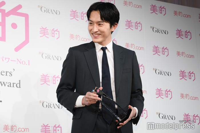 選出理由に照れる杉野遥亮(C)モデルプレス