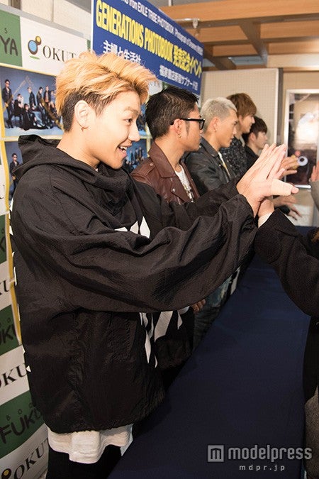 ファンとハイタッチ（C）モデルプレス