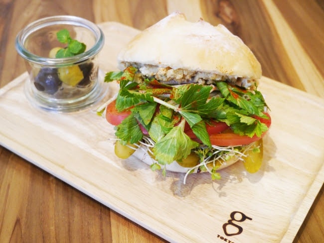 フムス＆トマトサンドウィッチ1,100円／画像提供：アンビオ