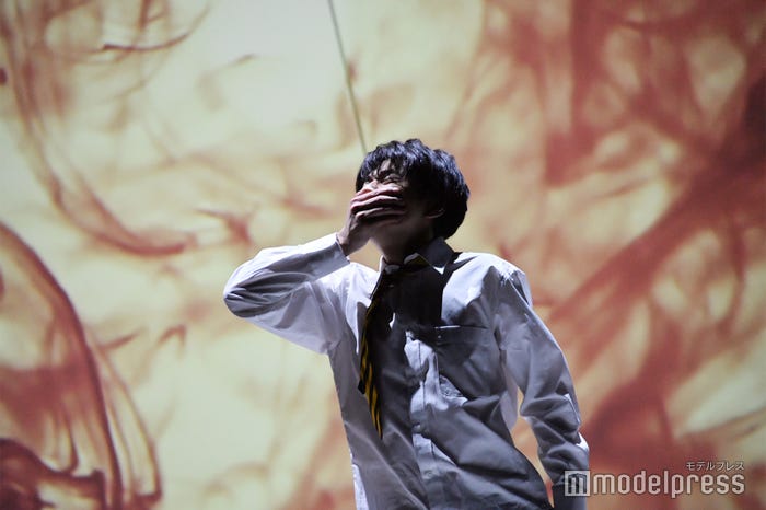 悪夢にうなされる佐藤勝利「モンスター・コールズ」プレスコール(C)モデルプレス