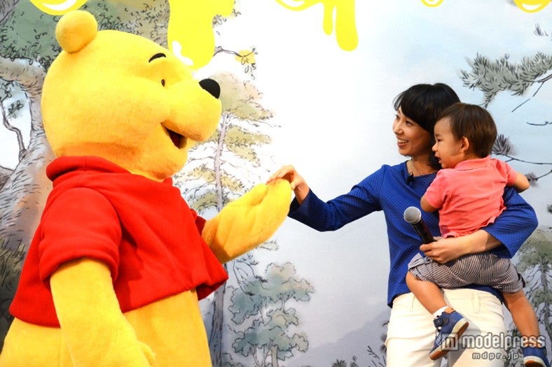 トークイベントを行った東尾理子と理汰郎／「くまのプーさん展 WINNIE THE POOH EXHIBITION」（C）Disney