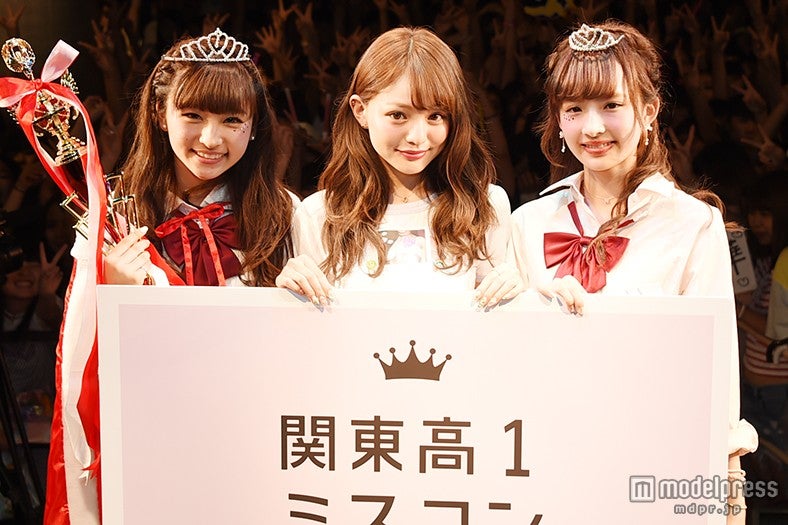 左から：「関東高一ミスコン2015」グランプリの“みおぶ”こと宇谷美緒さん、審査員を務めた“ちぃぽぽ”こと吉木千沙都、準グランプリの“れーいん”こと大木玲奈さん （C）モデルプレス