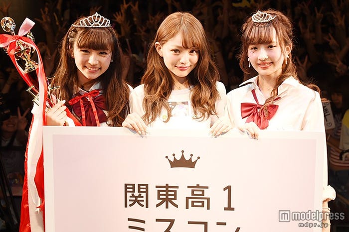 左から:「関東高一ミスコン2015」グランプリの“みおぶ”こと宇谷美緒さん、審査員を務めた“ちぃぽぽ”こと吉木千沙都、準グランプリの“れーいん”こと大木玲奈さん (C)モデルプレス