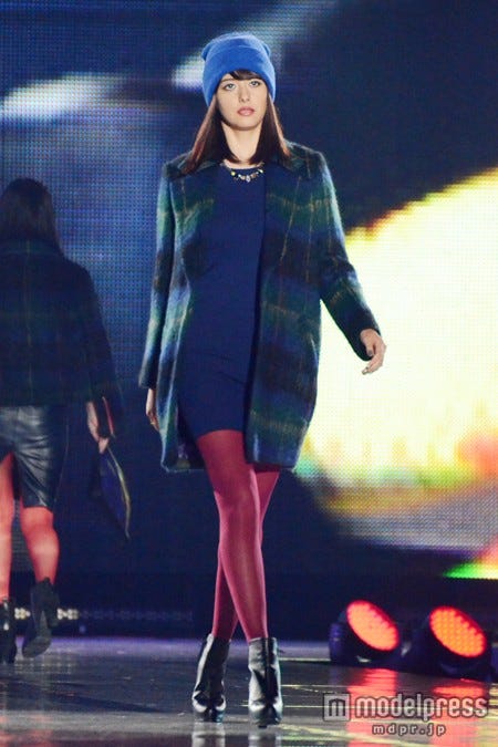 主役アイテムはネイビーで。カラータイツとの相性も抜群。