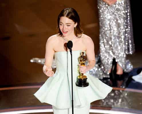 エマ・ストーン、2度目のオスカー主演女優賞 スピーチ中まさかのハプニング発生<第96回アカデミー賞授賞式>