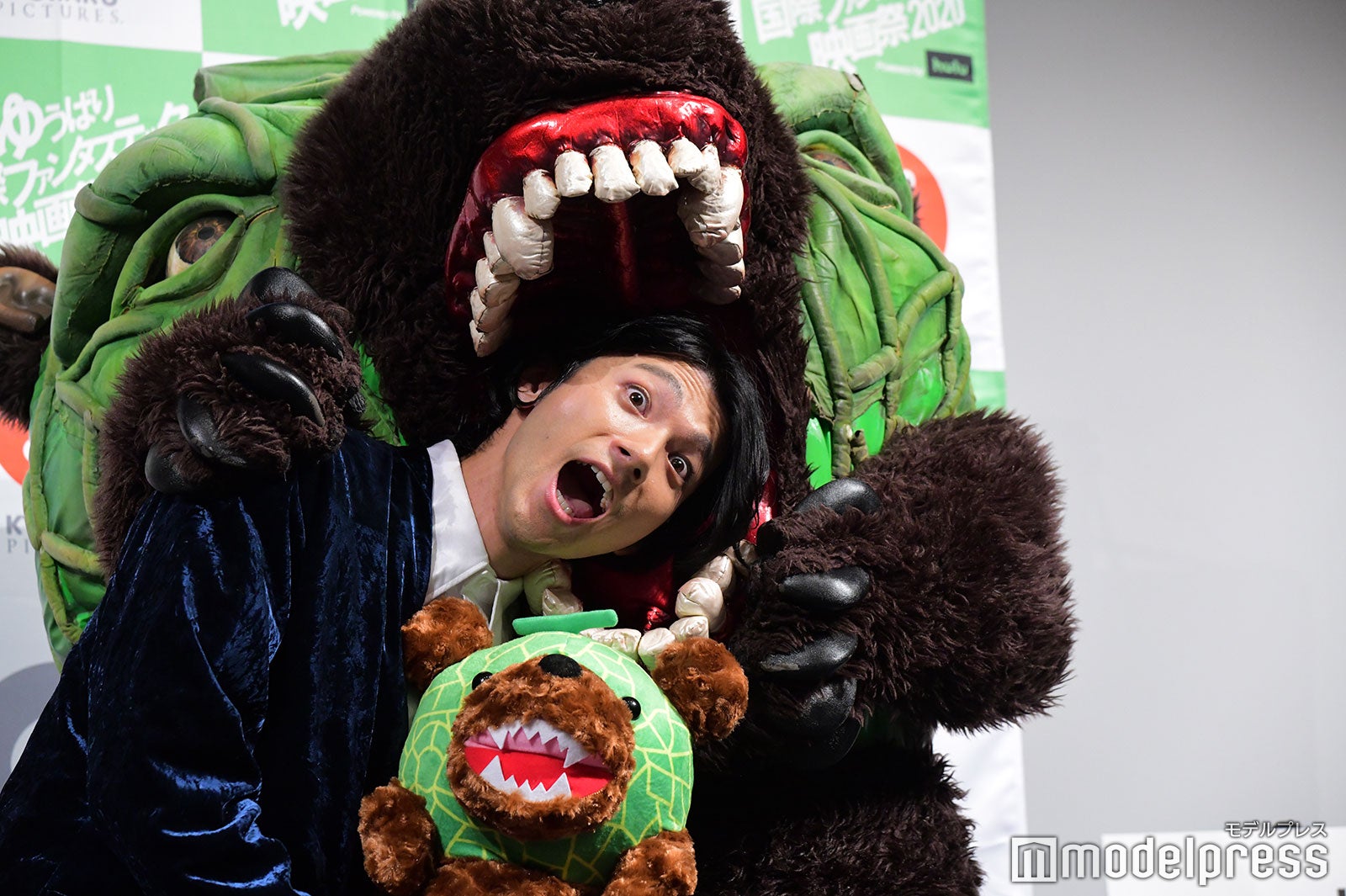 メロン熊にハグされながら食べられる山田裕貴（C）モデルプレス