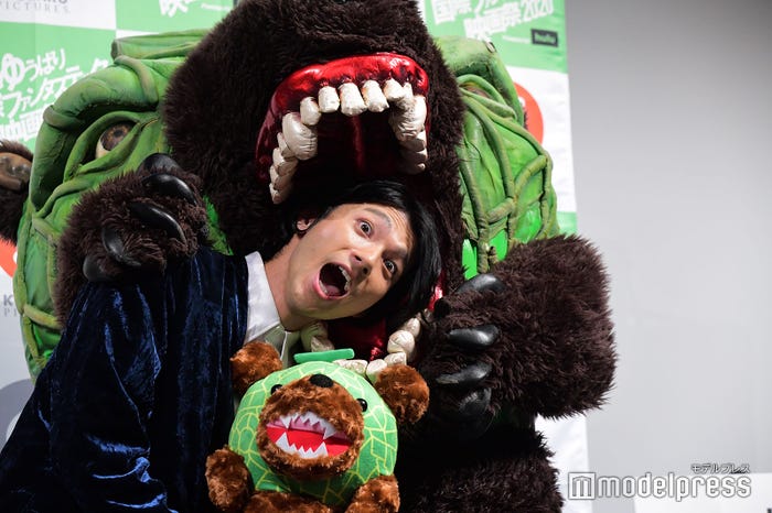 メロン熊にハグされながら食べられる山田裕貴(C)モデルプレス
