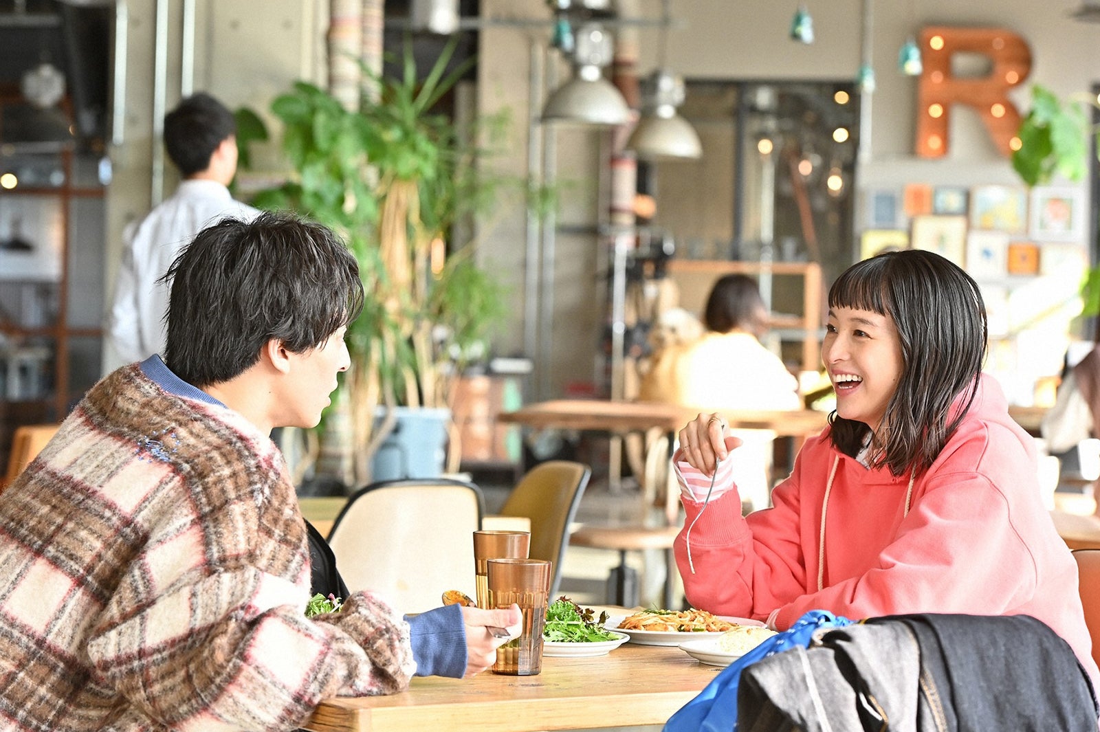 高杉真宙、清野菜名／「婚姻届に判を捺しただけですが」第8話より（C）TBS