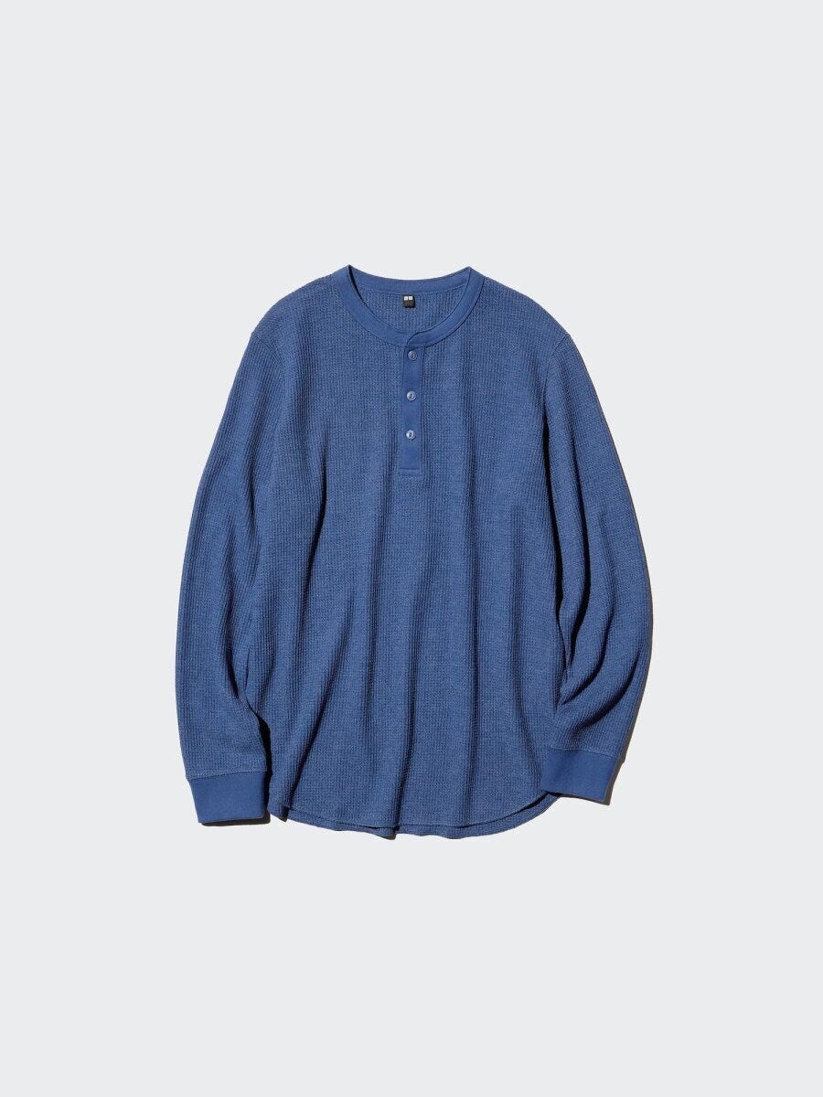 青色のワッフルヘンリーネックTシャツを平置きした様子