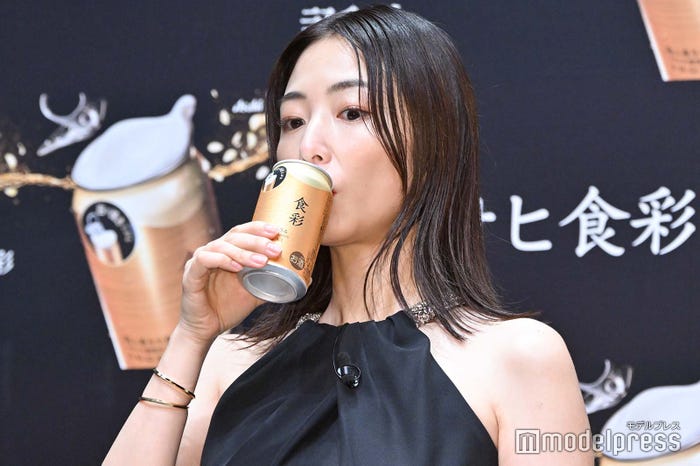 ビールを試飲するMEGUMI(C)モデルプレス