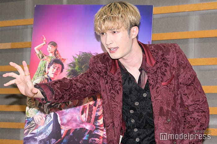 京本大我からのアドバイスを求めるジェシー(C)モデルプレス