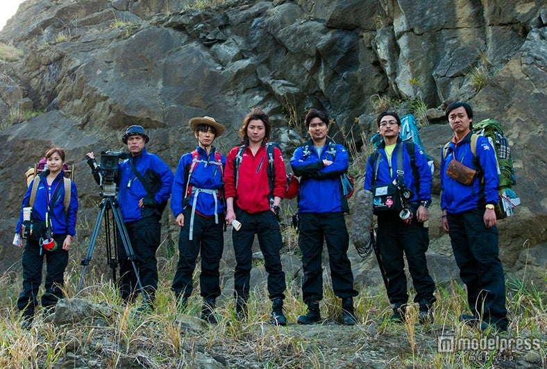 左から：佐野ひなこ、田中要次、ユースケ・サンタマリア、藤原竜也、小澤征悦、川村陽介、岡安章介（C）2015 「探検隊の栄光」製作委員会　（C）荒木源／小学館