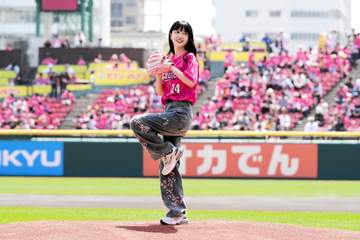 「卒業してからより可愛くなった！」黒髪なびかせノーバン投球話題の人気美女に騒然「めっちゃ白くてめっちゃ可愛い」「肩強っ！」「フォーム美しい」