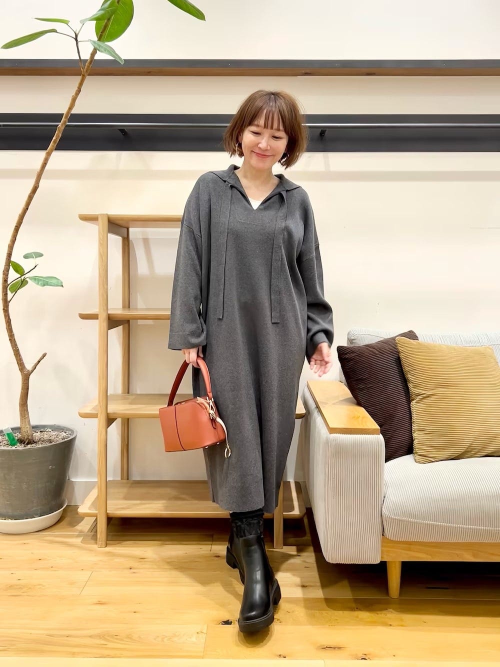 首もとが開いているデザインなら抜け感があって、レイヤードも楽しめます　出典：WEAR