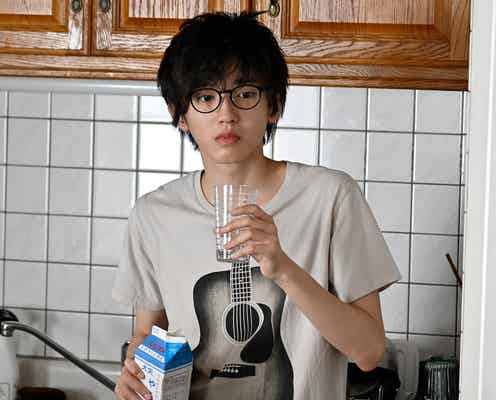 なにわ男子・道枝駿佑、寝起き姿の場面カット解禁 “アフレコいらず”の飲みっぷり<461個のおべんとう>