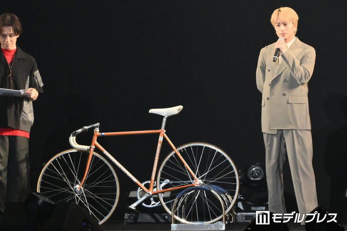 松本貴治選手の自転車、同級生の白濱亜嵐(C)モデルプレス