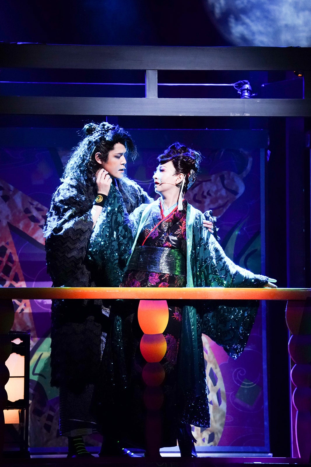 宮野真守、松雪泰子／いのうえ歌舞伎『神州無頼街』より（撮影：田中亜紀）