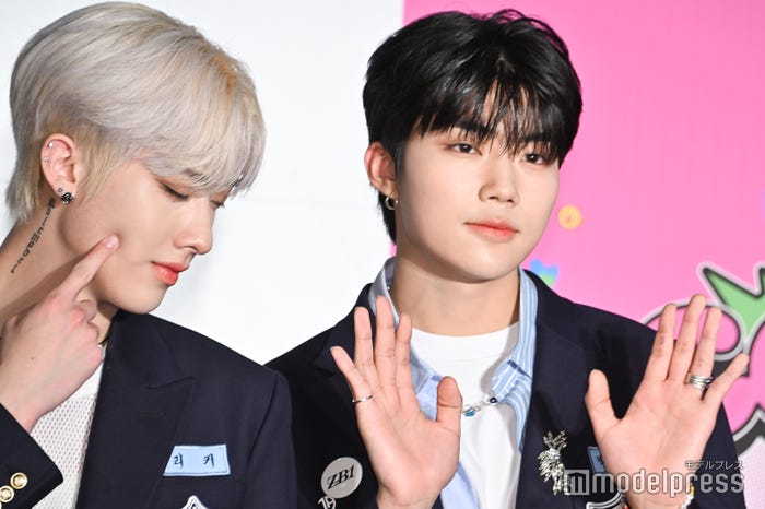 お茶目にポーズを決めるリッキーと手を振るパク・ゴヌク(C)モデルプレス