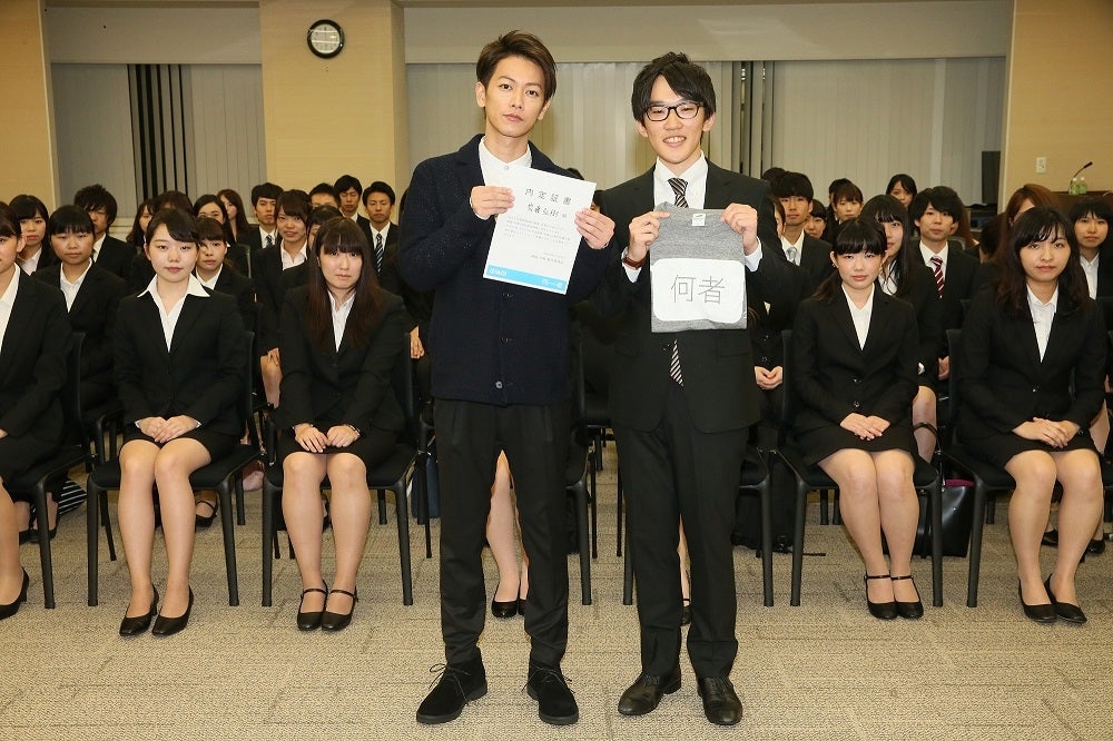 （左から）佐藤健、齋藤弘樹さん