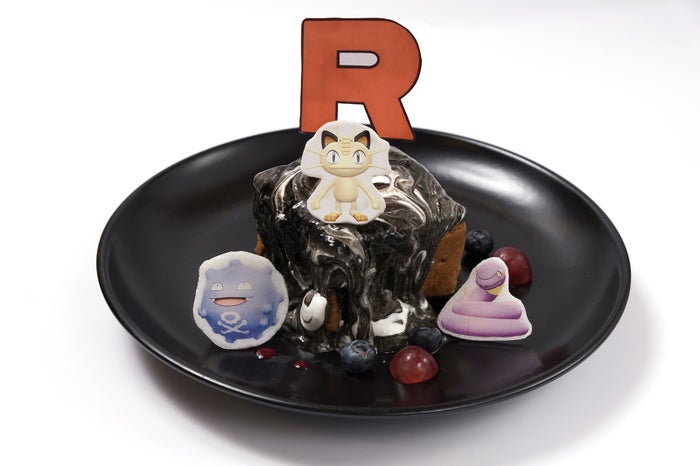 泣く子も黙るおいしさ！？ロケット団のわるだくみシュークリームプレート<br />～ロケット団ステッカーつき～￥1,490（C）2018 Pokemon.（C）1995-2018 Nintendo／Creatures Inc.／GAME FREAK inc.