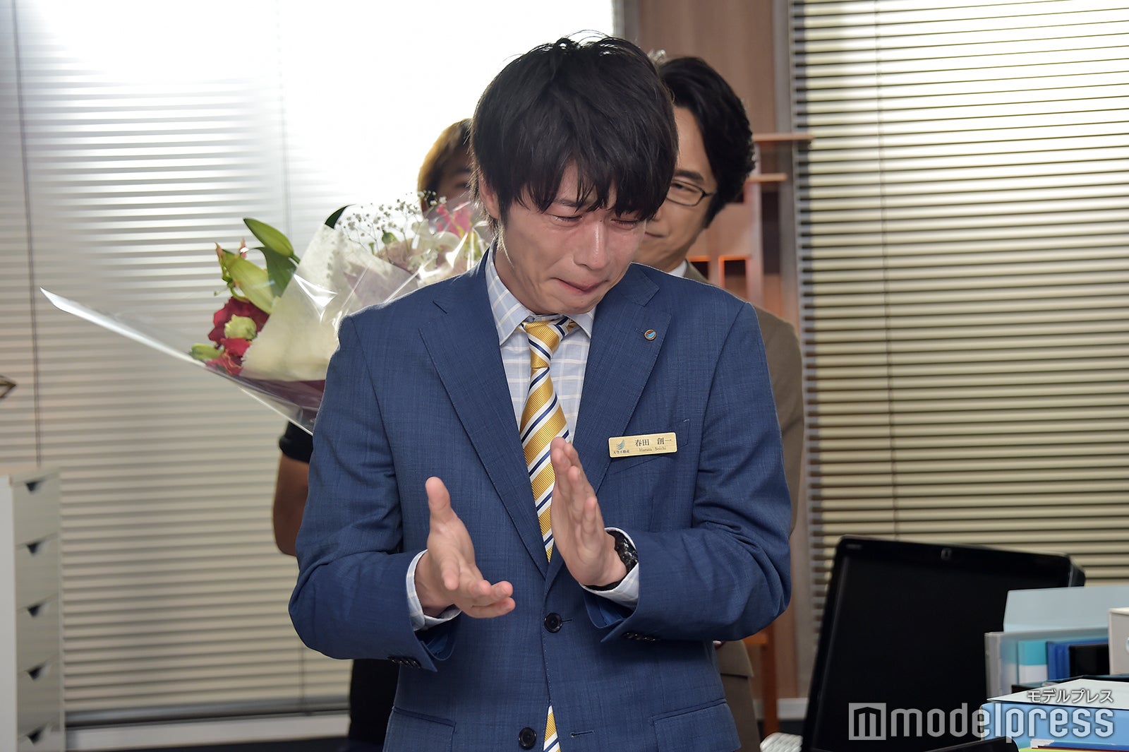 拍手を送る田中圭。（C）モデルプレス