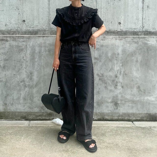 大人かわいいブラックコーデ 黒ブラウスと黒デニムワイドパンツの大人女子夏コーデ