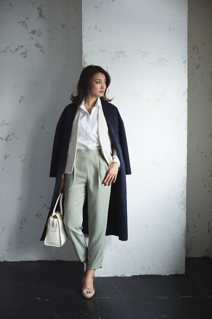 ガウンコート¥39,000/troisiemechaco(アプレドゥマン) ノーカラージャケット¥19,000/sophila ドロップショルダーシャツ¥23,000/ドゥーズィエム クラス(ミューズ ドゥ ドゥーズィエムクラス) テーパードパンツ¥12,000/ホワイト(ホワイト ザ・スーツカンパニー) ピアス¥6,800、ネックレス¥27,000/ともにimac バッグ¥33,000/ヤクッチ(スローブ イエナ) ローファー¥13,000/ダイアナ ウェルフィット(ダイアナ 銀座本店)(C)TOPLOG