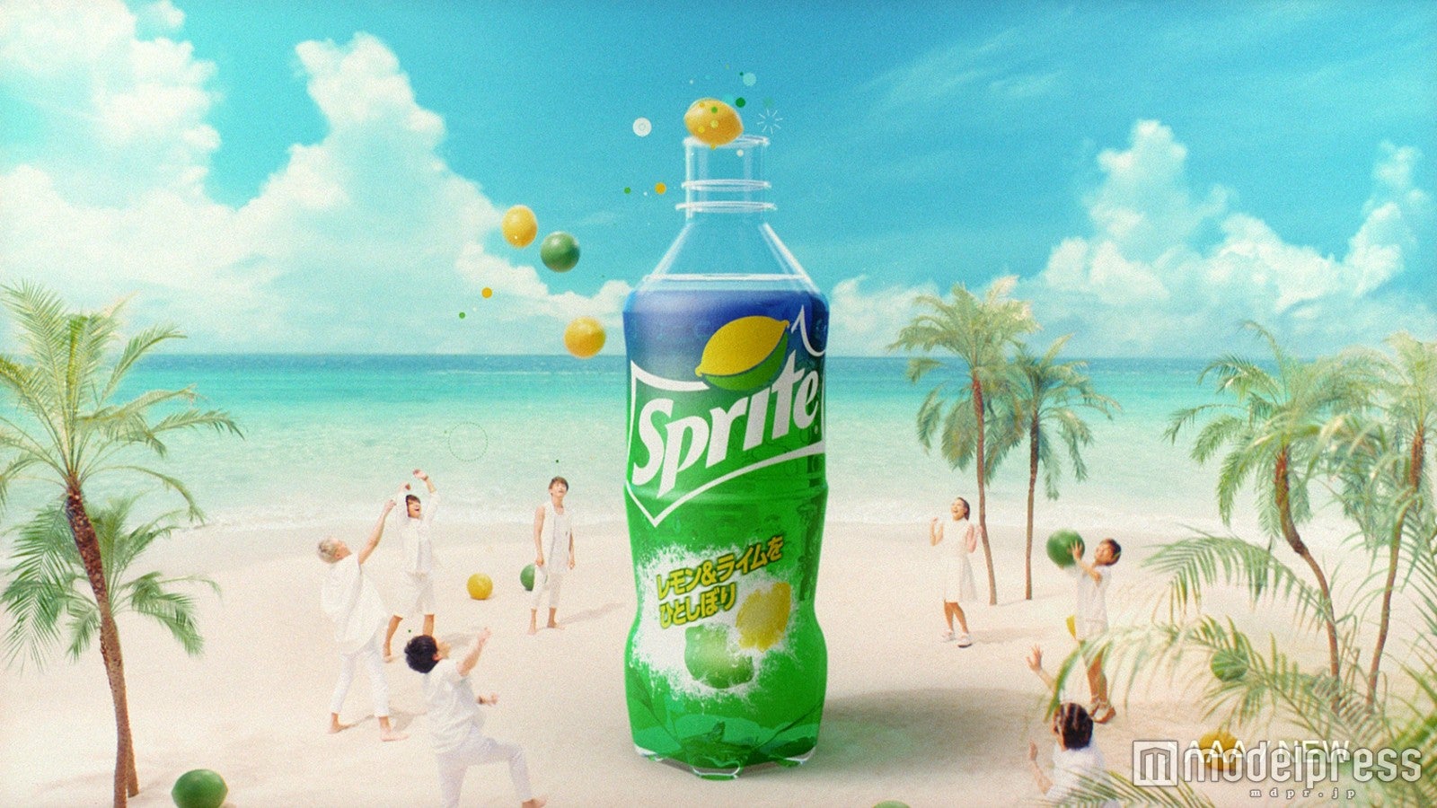 巨大ボトルにレモンとライムを投げ込む